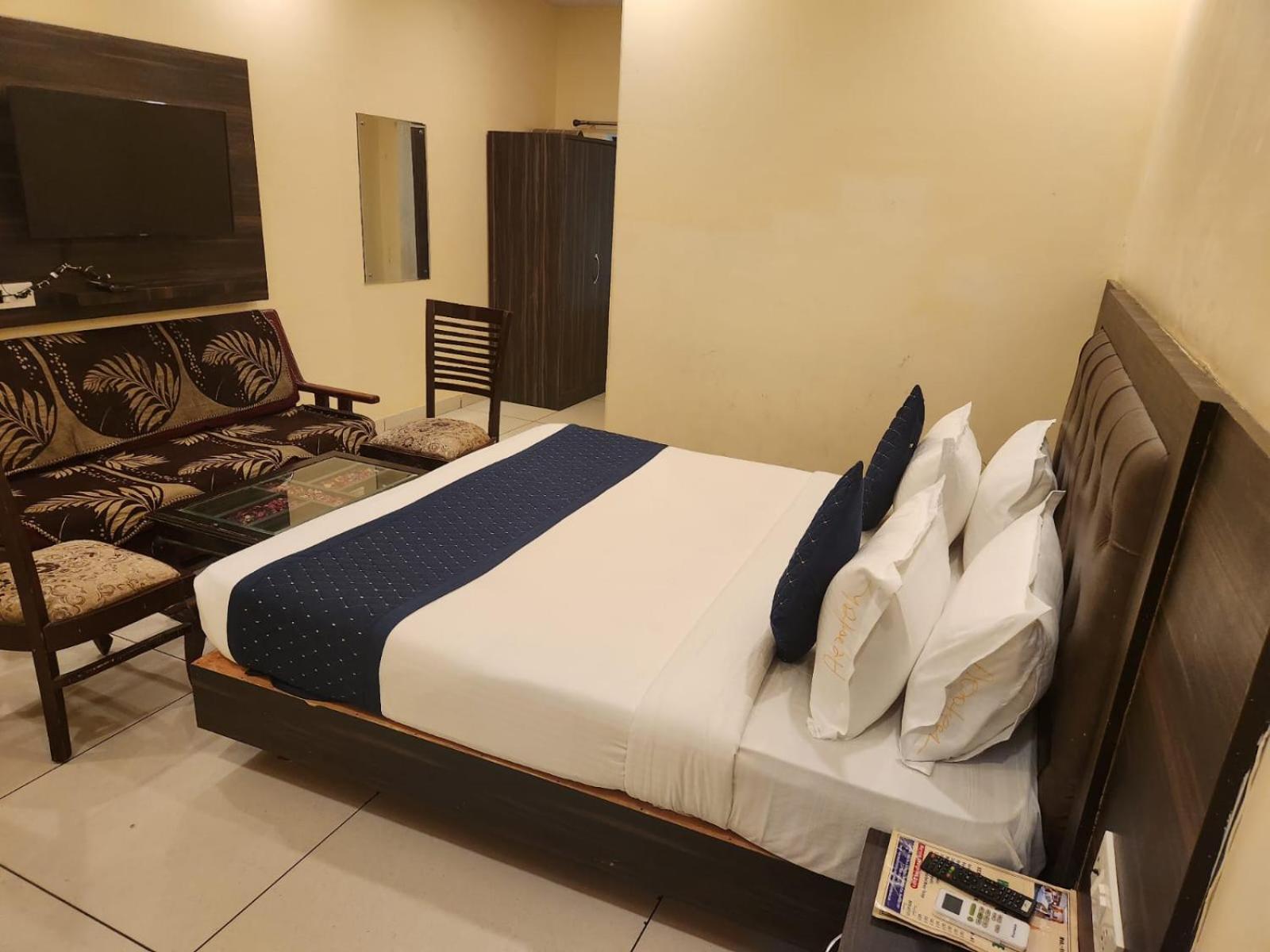 Hotel Aerotech Near Delhi Airport Új-Delhi Kültér fotó